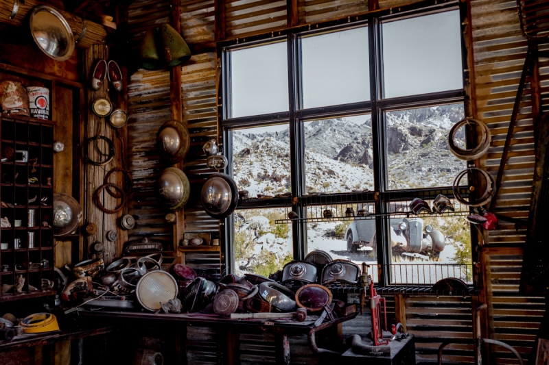 cordonnerie-LES FERRES-min_shop_window_part_junk_abandoned-138873